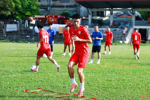 Hậu vệ Lê Quang Trường là cầu thủ có thể hình nổi bật nhất trong số 8 cầu thủ trẻ (1m83). Tại giải hạng Nhì vừa qua, Quang Trường thi đấu khá tốt, cho thấy sự ổn định trong các pha tranh chấp và bọc lót cho đồng đội. Quang Trường từng được triệu tập lên U17 Việt Nam tham dự Vòng chung kết U17 châu Á 2025.