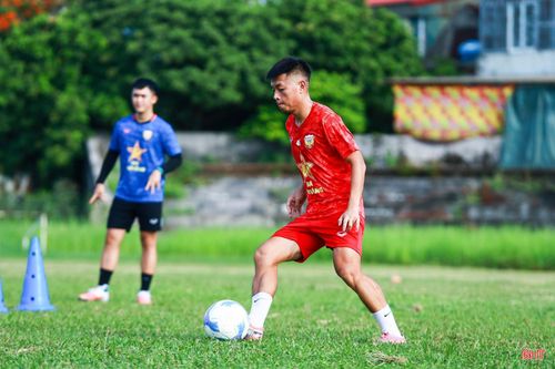 Tiền vệ Nguyễn Huy Hoàng Phú là đội trưởng đội bóng Trung tâm Huấn luyện và thi đấu TDTT Hà Tĩnh tham dự giải hạng Nhì 2026 vừa qua. Cầu thủ này thi đấu năng nổ, đóng góp 1 bàn thắng. Chơi ở vị trí tiền vệ cánh, Hoàng Phú thường có những pha leo biên đầy tốc độ và có tính đột biến cao.