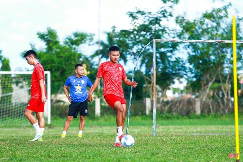 Trần Thanh Bình là tiền đạo duy nhất trong số 8 cầu thủ tập luyện cùng đội 1 năm nay. Thanh Bình là tiền đạo chủ lực của U19 Hồng Lĩnh Hà Tĩnh, nổi bật nhờ khả năng chạy chỗ, dứt điểm và thể lực tốt.