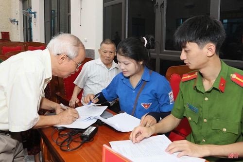 Đoàn viên, thanh niên các địa phương tham gia hỗ trợ công tác thu nhận mẫu sinh phẩm ADN của thân nhân liệt sĩ.