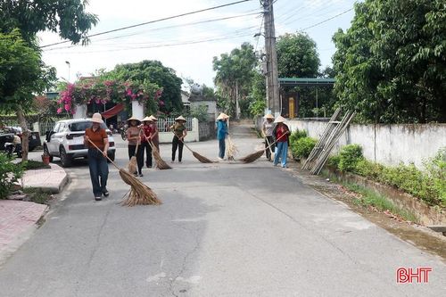 Chị em trong CLB còn tích cực tham gia phong trào vệ sinh môi trường ở khu dân cư.