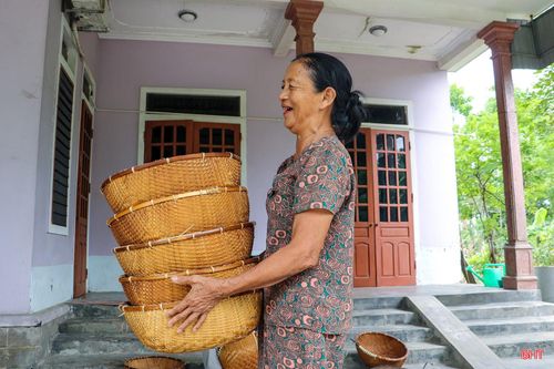 Hà Tĩnh hiện có khoảng 40 làng nghề và nghề truyền thống. Giữa nhịp sống đổi thay, khi nhiều nghề truyền thống đứng trước nguy cơ mai một, những người thợ, nghệ nhân cao tuổi vẫn bền bỉ giữ nghề. Không chỉ trực tiếp tạo ra sản phẩm và tạo sinh kế cho nhiều hộ gia đình, họ còn gìn giữ, truyền lại những giá trị văn hóa.