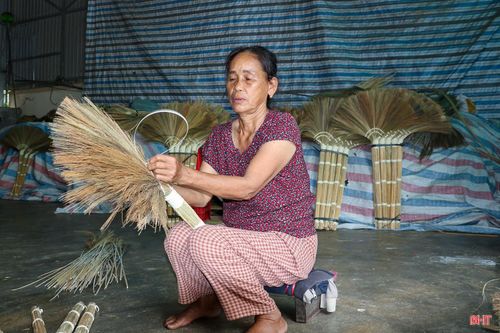 Bà Lê Thị Hạnh (xã Mai Phụ) cho biết: “Bản thân tôi năm nay đã gần 70 tuổi. Tuổi đã nhiều nhưng tôi luôn cố gắng bằng cả tâm sức. Bên cạnh kiếm thêm thu nhập thì điều tôi mong muốn là gìn giữ, phát triển nghề chổi đót mà cha ông để lại”.
