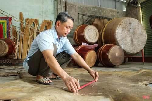 Hiện, làng trống Bắc Thai còn khoảng 25 hộ theo nghề. Song, khi lực lượng thợ chính đều đã lớn tuổi, việc thiếu lớp kế cận vẫn là bài toán chưa có lời giải.