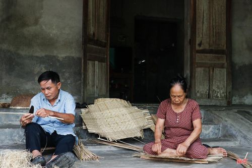 Còn tại làng nghề đan lát ở thôn Nam Long (xã Thạch Hà), những đôi bàn tay đã "nhuốm màu thời gian" vẫn miệt mài biến tre, mây thành những sản phẩm thủ công bền đẹp. Theo chính quyền địa phương, nếu như trước đây, làng nghề luôn nhộn nhịp người làm thì nay phần lớn lao động gắn bó với nghề đều đã ngoài 55 tuổi. Công việc đòi hỏi nhiều thời gian, thu nhập chưa tương xứng khiến lớp trẻ ít mặn mà.