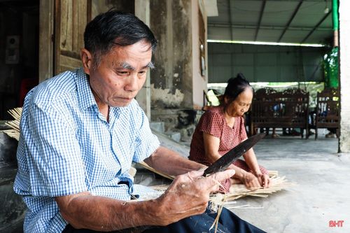 Hơn nửa thế kỷ qua, vợ chồng ông Nguyễn Văn Dũng (SN 1946) và bà Nguyễn Thị Bình (SN 1952) ở thôn Nam Long vẫn gắn bó với nghề đan lát truyền thống. Mỗi ngày, hai ông bà hoàn thiện khoảng một đôi thúng, mủng, bán với giá từ 100.000 đến 130.000 đồng. Ông Dũng cho biết, các con đều đi làm xa nên chỉ còn hai vợ chồng duy trì nghề. “Dù trải qua nhiều khó khăn, vất vả, tôi chưa bao giờ nghĩ sẽ bỏ nghề” - ông Dũng chia sẻ.