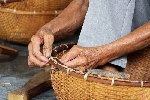 Theo nhiều người, thách thức lớn nhất của làng nghề hôm nay không chỉ nằm ở đầu ra sản phẩm hay thu nhập, mà còn ở sự thiếu hụt lực lượng kế cận để tiếp nối nghề truyền thống.
