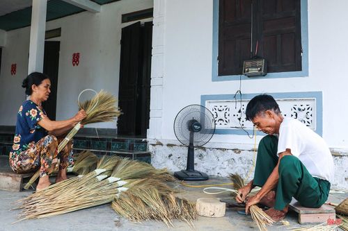 Tại xã Mai Phụ, nghề làm chổi đót ở làng nghề Hà Ân, thôn Thạch Mỹ đã tồn tại qua nhiều thế hệ. Ông Lê Tiến Lục (SN 1961, xã Mai Phụ) chia sẻ: “Tôi làm nghề này lâu đến mức chỉ cần cầm bó đót trên tay là biết phải làm gì. Nghề đã trở thành một phần trong cuộc sống của chúng tôi”.
