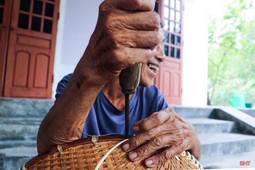 Ông Lê Văn Thuận - Phó Chủ tịch UBND xã Thạch Hà cho biết: "Toàn thôn Nam Long chỉ còn khoảng 40 hộ làm nghề đan lát, giảm nhiều so với trước đây. Người cao tuổi là lực lượng lao động chính, vừa góp phần phát triển kinh tế, vừa gìn giữ nghề truyền thống của địa phương. Địa phương đang tiếp tục quan tâm hỗ trợ quảng bá, kết nối thị trường để sản phẩm có đầu ra ổn định. Khi nghề tạo được thu nhập, người dân sẽ có thêm niềm tin để tiếp tục gắn bó với nghề”.