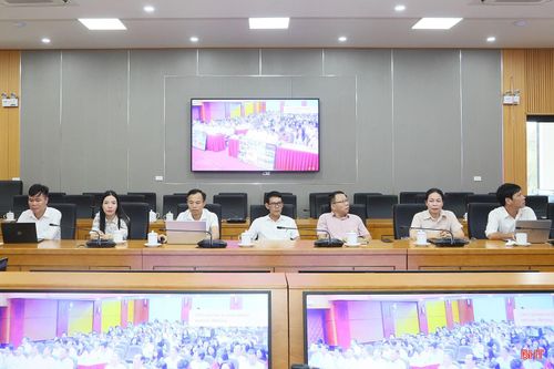 Các đại biểu tại điểm cầu Hà Tĩnh theo dõi hội nghị.