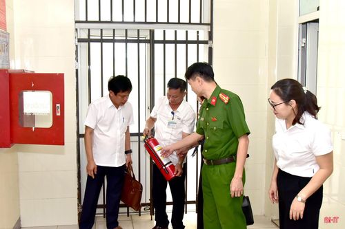 Đoàn tiến hành khảo sát trung tâm báo cháy tại chung cư Winhouse và thiết bị chữa cháy tại BVĐK tỉnh Hà Tĩnh.