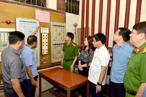 Đoàn khảo sát trung tâm báo cháy tại chợ Hà Tĩnh.