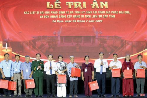 Đồng chí Phạm Gia Túc, Thượng tướng Trương Thiên Tô và đồng chí Nguyễn Duy Lâm trao quà cho thân nhân các gia đình liệt sĩ.