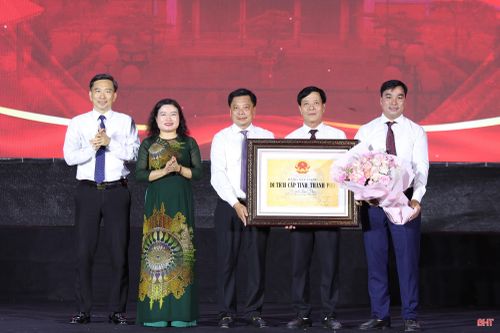 Phó Chủ tịch UBND tỉnh Nguyễn Thị Nguyệt và lãnh đạo Sở VH-TT&DL trao bằng xếp hạng di tích lịch sử - văn hóa cấp tỉnh đối với Di tích Bãi Dừa cho lãnh đạo xã Cổ Đạm.