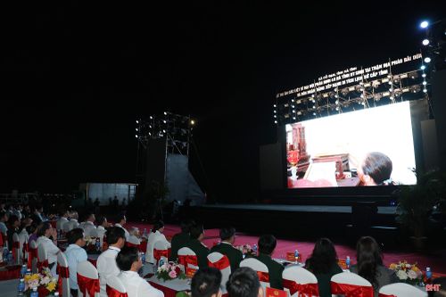 Đại biểu theo dõi phóng sự “Bãi Dừa – Chứng tích lịch sử bên bờ sóng”.