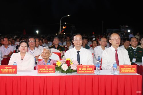 Đại biểu Trung ương, lãnh đạo tỉnh và thân nhân liệt sĩ tham dự chương trình.