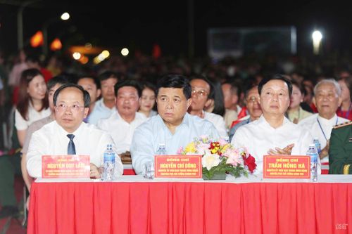Đại biểu Trung ương và lãnh đạo tỉnh tham dự chương trình.
