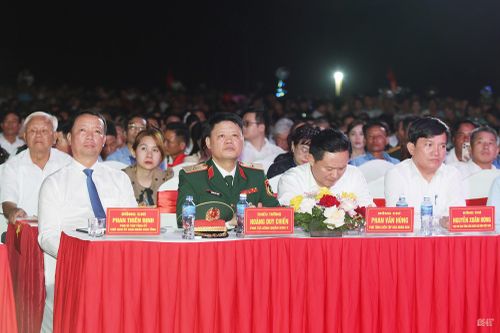 Đại biểu Trung ương và lãnh đạo tỉnh tham dự chương trình.