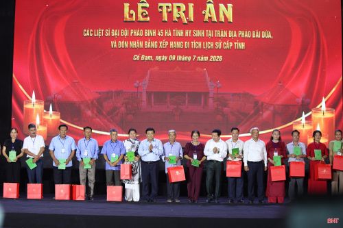 Lãnh đạo Hội đồng hương Hà Tĩnh tại Hà Nội trao quà cho thân nhân các gia đình liệt sĩ.