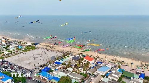 Đông đảo du khách đến với Phước Hải dịp cuối tuần. (Ảnh: Hoàng Nhị/TTXVN)
