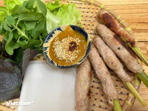 Thưởng thức nem lụi là một trải nghiệm thú vị. (Nguồn: Vietnam+)