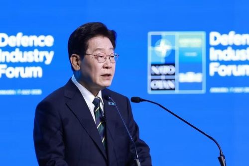 Tổng thống Hàn Quốc Lee Jae Myung phát biểu tại Diễn đàn Công nghiệp Quốc phòng NATO ở Ankara (Thổ Nhĩ Kỳ) ngày 7/7/2026. (Ảnh: Yonhap/TTXVN phát)