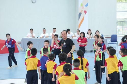 Giáo viên tham gia hội thi dạy môn giáo dục thể chất. (Ảnh: Vietnam+)