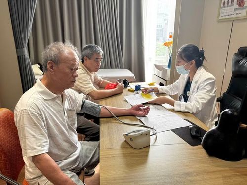 Nhân viên y tế đo huyết áp cho người dân đến khám. (Ảnh: PV/Vietnam+)