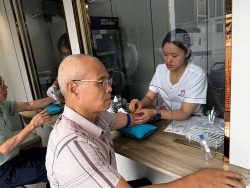 Lấy mẫu máu làm xét nghiệm. (Ảnh: PV/Vietnam+)
