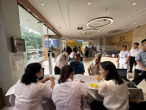 Người dân làm thủ tục đăng ký khám tại Chương trình. (Ảnh: PV/Vietnam+)