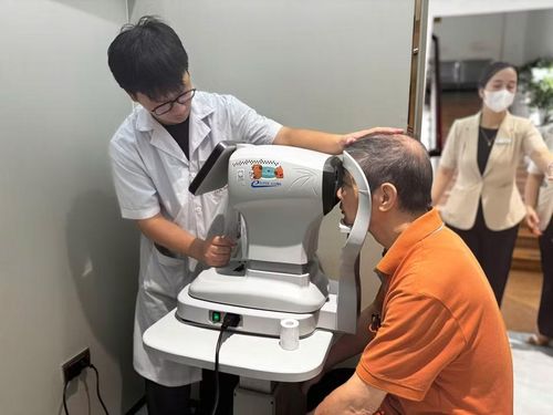 Các bác sỹ sử dụng trang thiết bị y học hiện đại để kiểm tra, phân tích các chỉ số tổng quát, giúp phát hiện sớm và đưa ra giải pháp chăm sóc hiệu quả cho các bệnh lý mãn tính. (Ảnh: PV/Vietnam+)