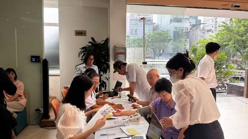 Nhiều người đến khám bệnh, chăm sóc sức khỏe. (Ảnh: PV/Vietnam+)