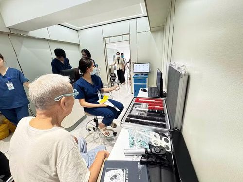 Qua việc khám bệnh, đội ngũ y bác sỹ sẽ hướng dẫn chi tiết về chế độ dinh dưỡng, lối sống sinh hoạt và cách tự chăm sóc tại nhà, giúp các bác dễ dàng làm chủ sức khỏe của mình. (Ảnh: PV/Vietnam+)
