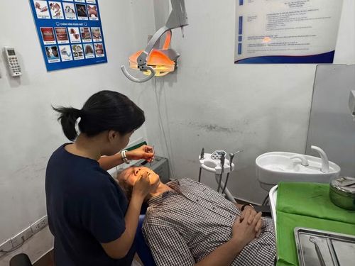 Nhân viên y tế kiểm tra, chăm sóc răng miệng cho các bác cao tuổi. (Ảnh: PV/Vietnam+)