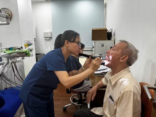 Nhân viên y tế nội soi tai mũi họng cho người dân đến khám. (Ảnh: PV/Vietnam+)
