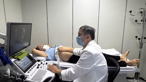 Bác sỹ siêu âm tổng quát cho người dân đến khám. (Ảnh: PV/Vietnam+)