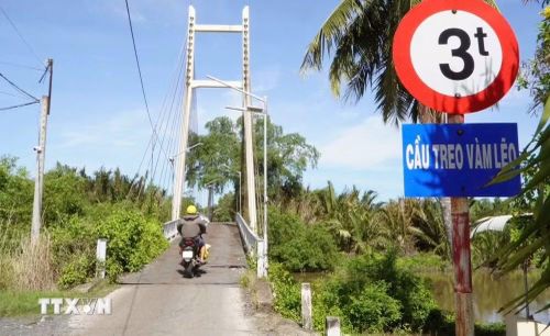 Cầu treo Vàm Lẽo có chiều dài 90m, ngang 3m, được đưa vào sử dụng đã 15 năm. (Ảnh: Tuấn Phi/TTXVN)