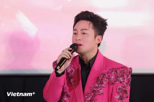 Tùng Dương cho rằng cuộc đời rực rỡ là khi chúng ta dũng cảm sống đúng với chính mình, theo đuổi đam mê của chính mình. (Ảnh: Mạnh Nguyễn/Vietnam+)