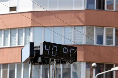 Nhiệt kế hiển thị 40 độ C tại Bucharest, Romania ngày 29/6/2026. Ảnh: THX/TTXVN phát