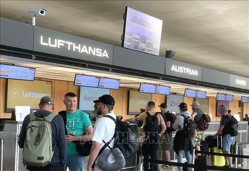 Hành khách làm thủ tục lên máy bay tại Sân bay Quốc tế Washington (IAD) ở bang Virginia của Mỹ. Ảnh: Ngọc Quang - PV TTXVN tại Mỹ