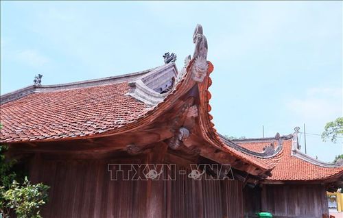 Chùa Keo Hành Thiện có kiến trúc độc đáo với ngói cong vảy cá cùng họa tiết vân mây.