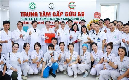 Thủ tướng Lê Minh Hưng với cán bộ, y bác sĩ, nhân viên y tế Bệnh viện Bạch Mai cơ sở Ninh Bình. Ảnh: Dương Giang/TTXVN