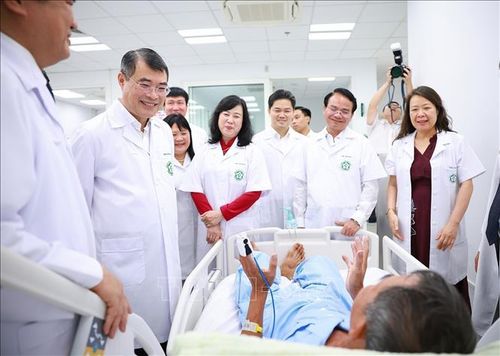 Thủ tướng Lê Minh Hưng thăm, động viên bệnh nhân đang điều trị tại Bệnh viện Bạch Mai cơ sở Ninh Bình. Ảnh: Dương Giang/TTXVN