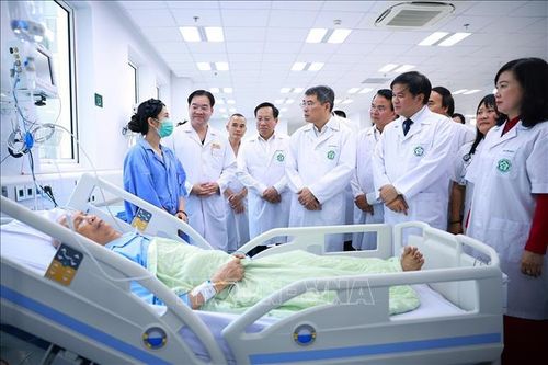Thủ tướng Lê Minh Hưng thăm bệnh nhân đang điều trị tại Bệnh viện Bạch Mai cơ sở Ninh Bình. Ảnh: Dương Giang/TTXVN
