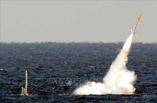 Tên lửa hành trình Tomahawk được phóng ở ngoài khơi Bahamas. Ảnh tư liệu: AFP/TTXVN