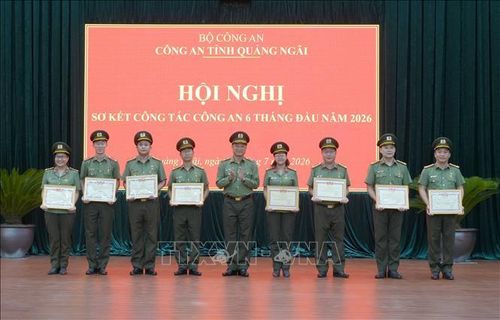 Thừa ủy quyền của Bộ trưởng Bộ Công an, Thiếu tướng Hồ Song Ân, Giám đốc Công an tỉnh Quảng Ngãi trao Danh hiệu Chiến sĩ thi đua toàn lực lượng Công an nhân dân cho 8 cá nhân.