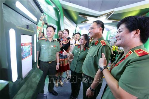 Thượng tướng Phạm Thế Tùng, Ủy viên Trung ương Đảng, Thứ trưởng Bộ Công an cùng các đại biểu tham quan khu trưng bày những thành tựu của lực lượng An ninh nhân dân. Ảnh: Phạm Kiên/TTXVN