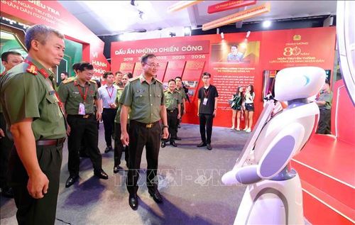 Thượng tướng Phạm Thế Tùng, Ủy viên Trung ương Đảng, Thứ trưởng Bộ Công an cùng các đại biểu tham quan khu trưng bày những thành tựu của lực lượng An ninh nhân dân. Ảnh: Phạm Kiên/TTXVN