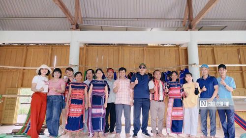 Tổ dệt thổ cẩm phục vụ du khách của đồng bào Bana tại Vĩnh An (xã Bình Phú). Ảnh: Đinh Ri
