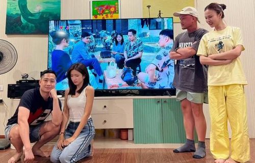 Cảnh họp của nhóm bạn khu tập thể cả trong phim lẫn ngoài đời.